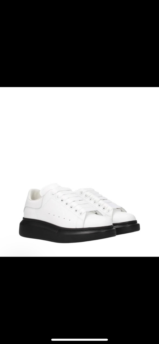 Alexander McQueen Total White con suola nera